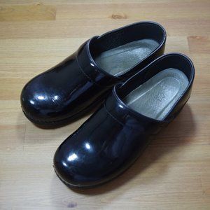 Dansko Professional Clogs 39 Black Patent Slip On